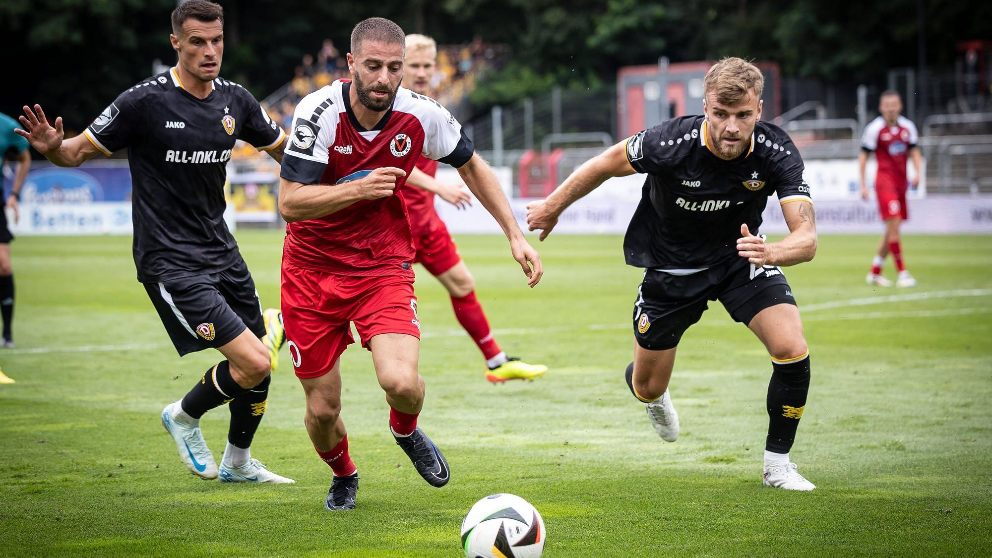3. Liga: FC Viktoria Köln - Dynamo Dresden, 04.08.2024 Serhat-Semih Güler FC Viktoria Köln, 30 und Lars Bünning Dynamo Dresden, 23 Köln, 4.08.2024, 1. Spieltag der 3. Fußball-Liga, FC Viktoria Köln - Dynamo Dresden im Sportpark Hoehenberg in Köln. Die DFL-Bestimmungen verbieten die Verwendung von Fotografien als Bildsequenzen und / oder Quasi-Videos. *** 3 Liga FC Viktoria Köln Dynamo Dresden, 04 08 2024 Serhat Semih Güler FC Viktoria Köln, 30 and Lars Bünning Dynamo Dresden, 23 Cologne, 4 08 2024, 1 matchday of the 3 soccer league, FC Viktoria Köln Dynamo Dresden at Sportpark Hoehenberg in Cologne The DFL regulations prohibit the use of photographs as image sequences and or quasi videos Copyright: xBEAUTIFULxSPORTS/LeahxKohringx