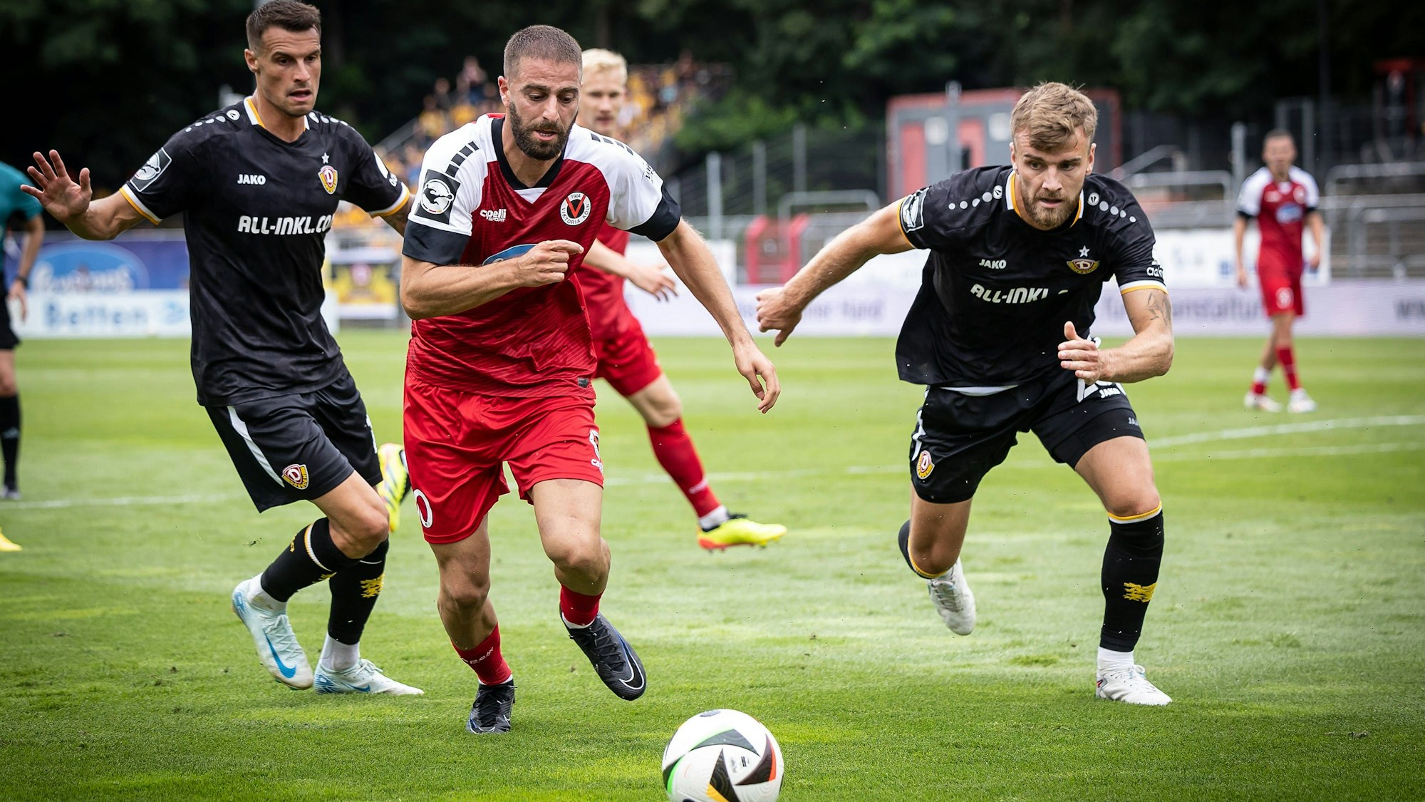 3. Liga: FC Viktoria Köln - Dynamo Dresden, 04.08.2024 Serhat-Semih Güler FC Viktoria Köln, 30 und Lars Bünning Dynamo Dresden, 23 Köln, 4.08.2024, 1. Spieltag der 3. Fußball-Liga, FC Viktoria Köln - Dynamo Dresden im Sportpark Hoehenberg in Köln. Die DFL-Bestimmungen verbieten die Verwendung von Fotografien als Bildsequenzen und / oder Quasi-Videos. *** 3 Liga FC Viktoria Köln Dynamo Dresden, 04 08 2024 Serhat Semih Güler FC Viktoria Köln, 30 and Lars Bünning Dynamo Dresden, 23 Cologne, 4 08 2024, 1 matchday of the 3 soccer league, FC Viktoria Köln Dynamo Dresden at Sportpark Hoehenberg in Cologne The DFL regulations prohibit the use of photographs as image sequences and or quasi videos Copyright: xBEAUTIFULxSPORTS/LeahxKohringx