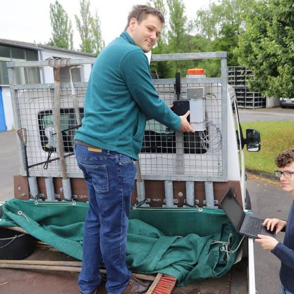 Zwei Mitarbeiter der Stadt montieren Sensoren zur Messung von Umweltdaten an einem Fahrzeug des Lohmarer Bauhofs.