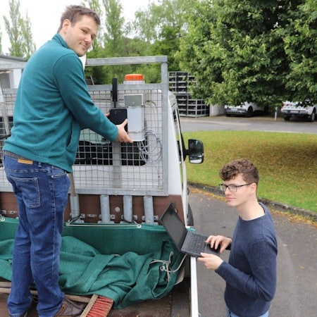 Zwei Mitarbeiter der Stadt montieren Sensoren zur Messung von Umweltdaten an einem Fahrzeug des Lohmarer Bauhofs.
