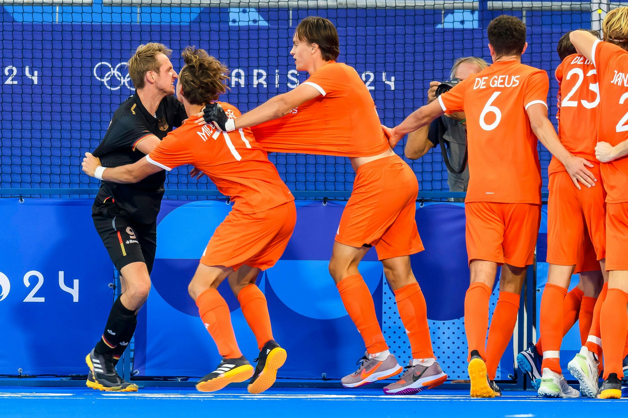 Niklas Wellen muss von den niederländischen Spielern aufgehalten werden.