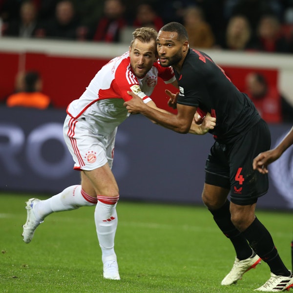 Leverkusens Jonathan Tah (r.) im Zweikampf mit Bayern-Stürmer Harry Kane.