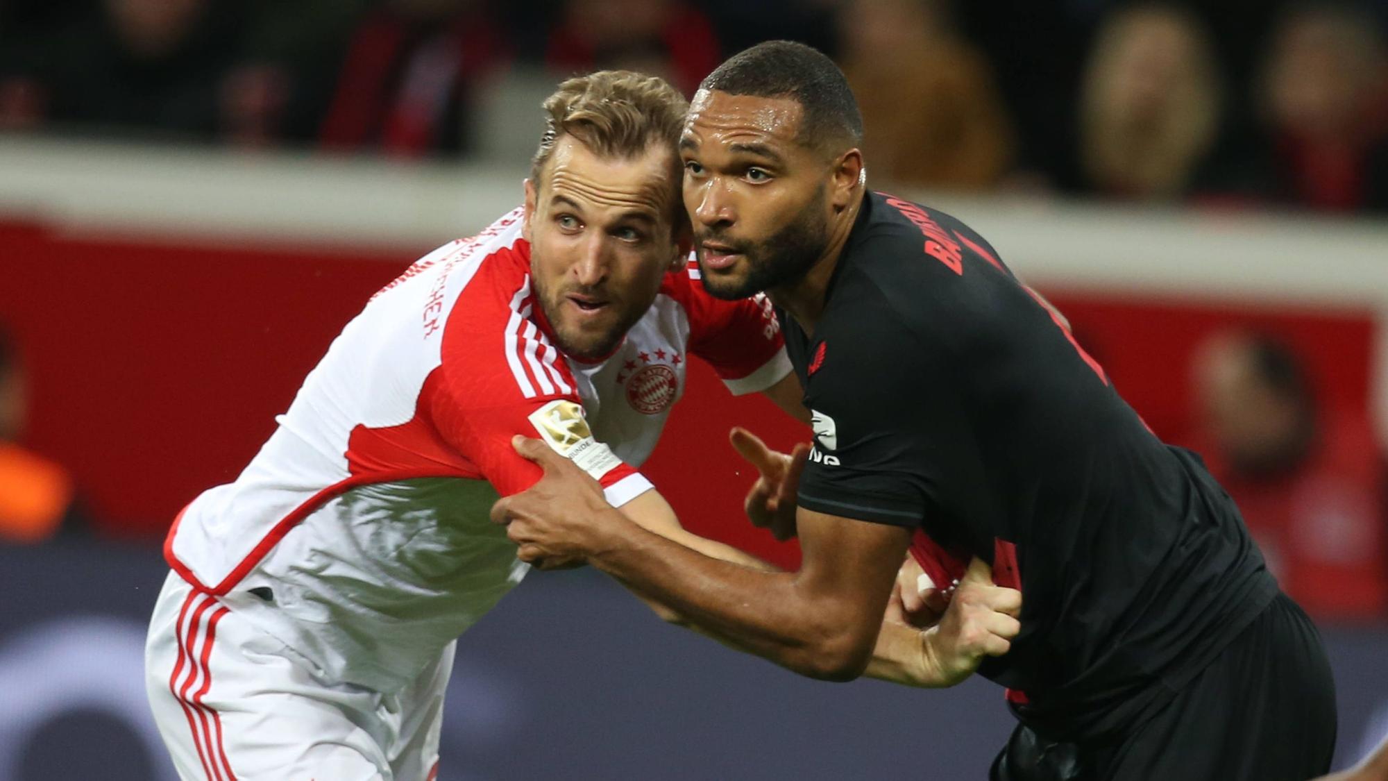 Leverkusens Jonathan Tah (r.) im Zweikampf mit Bayern-Stürmer Harry Kane.