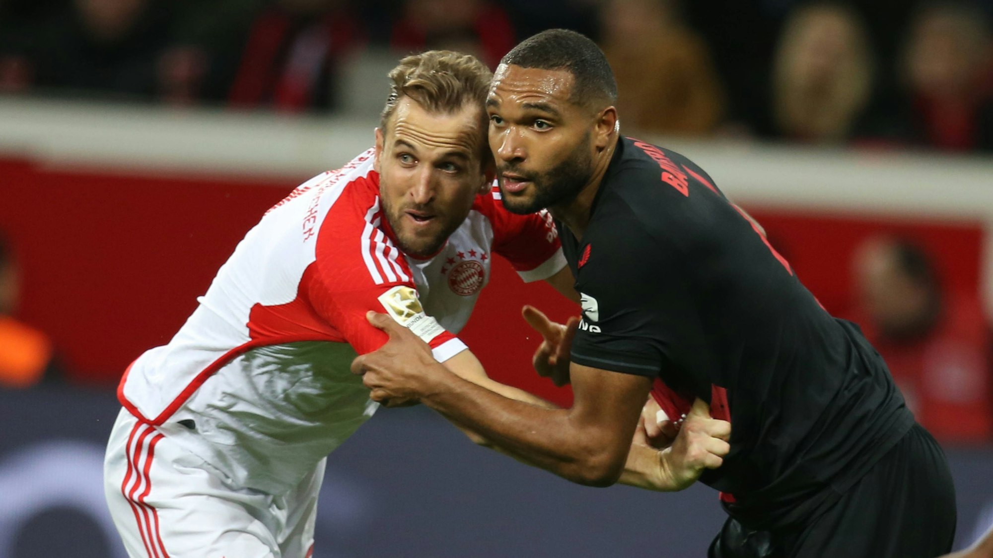 Leverkusens Jonathan Tah (r.) im Zweikampf mit Bayern-Stürmer Harry Kane.
