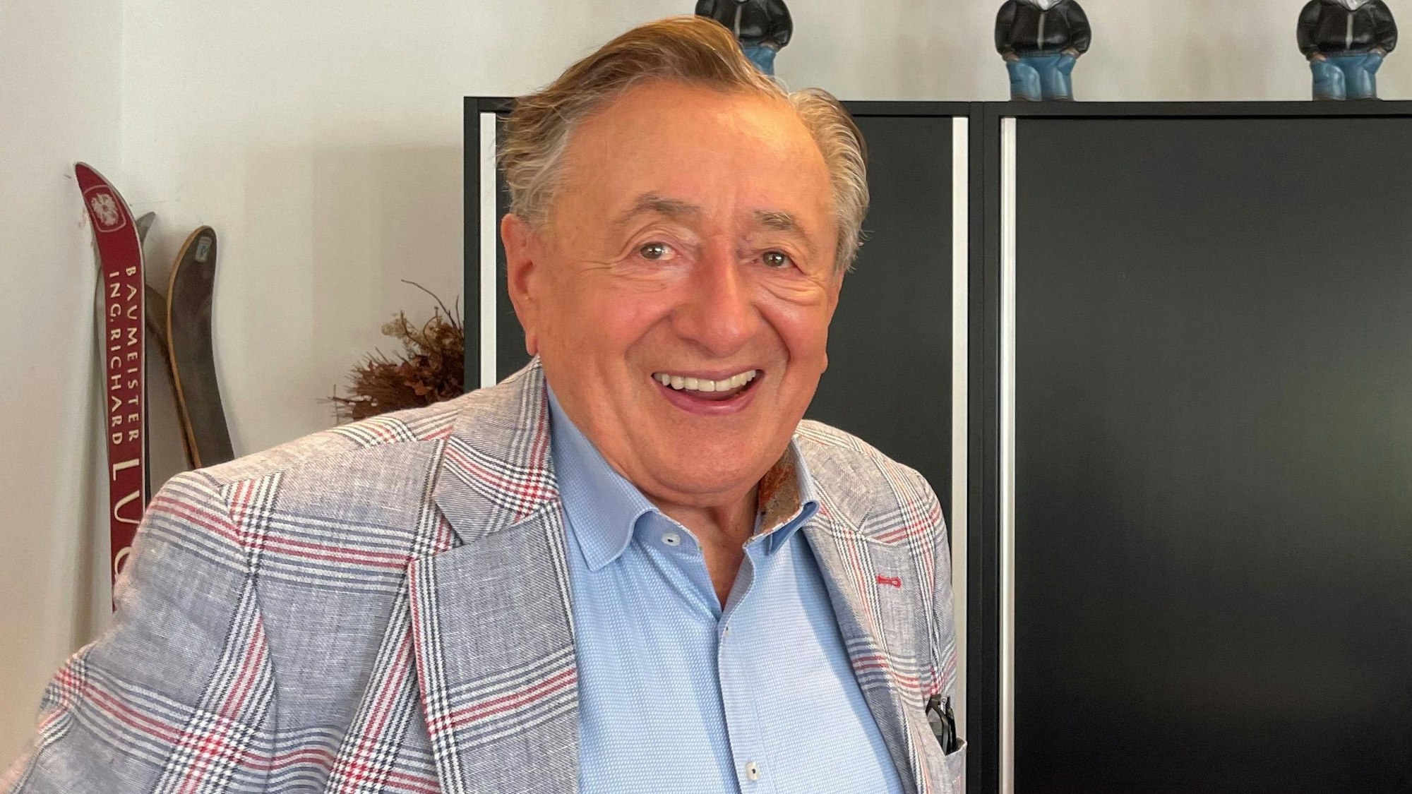 Richard Lugner lacht in die Kamera.