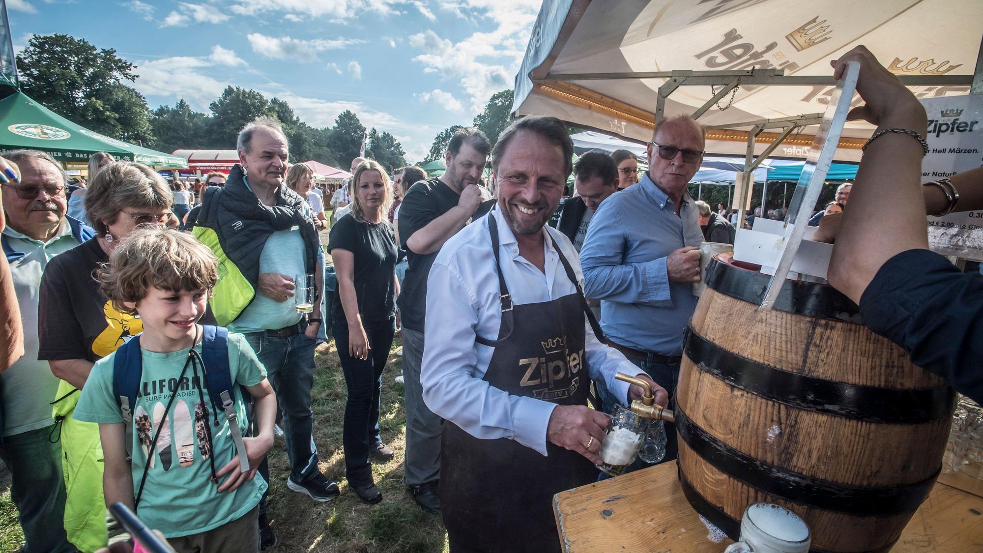 Fassanstich der 37. Bierbörse durch Oberbürgermeister Uwe Richrath. Foto: Ralf Krieger