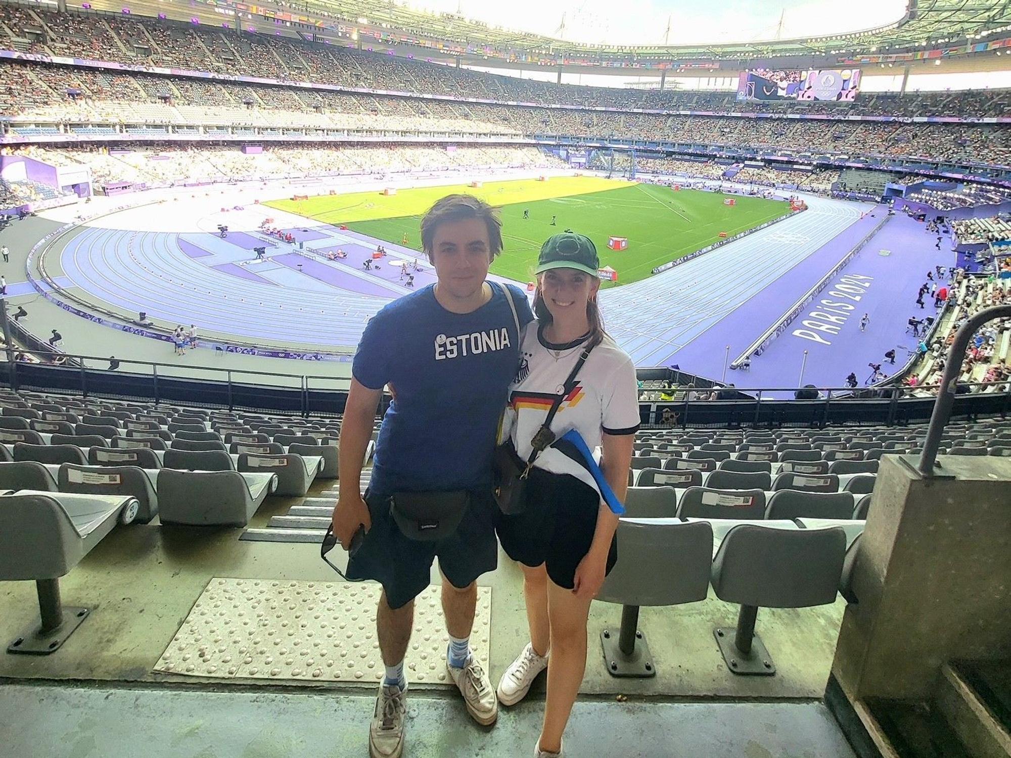 Der Vernicher Frederik Schorn war mit seiner Frau Imbi bei den Olympischen Spielen in Paris. Sie stehen im Stade de France.