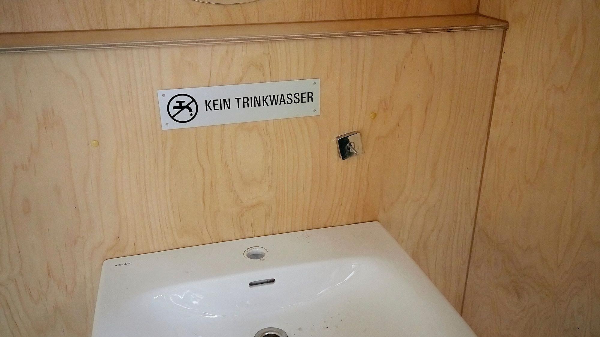 An einem Waschbecken wurde der Wasserhahn abgebaut, auch der Seifenspender fehlt.