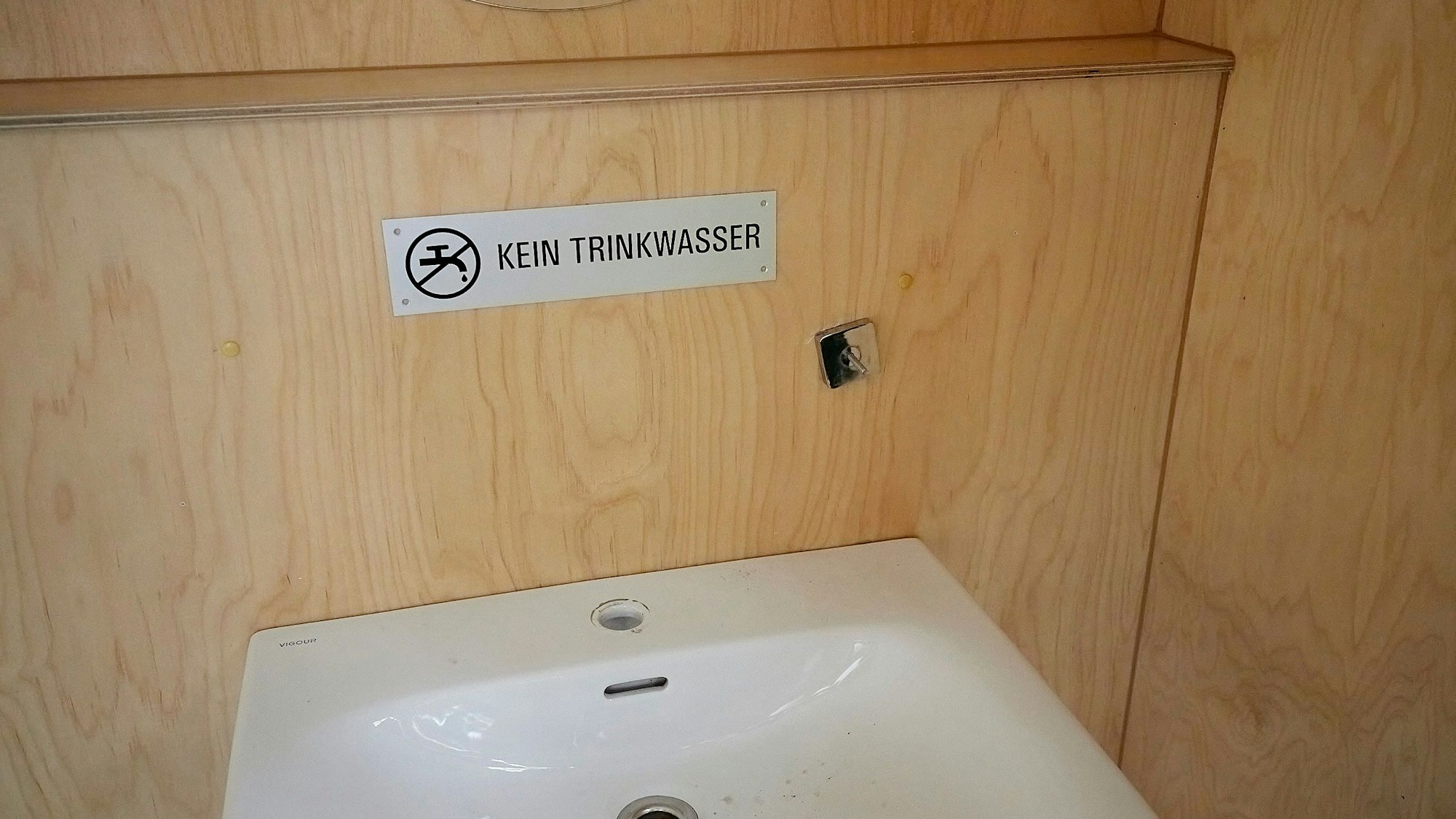 An einem Waschbecken wurde der Wasserhahn abgebaut, auch der Seifenspender fehlt.