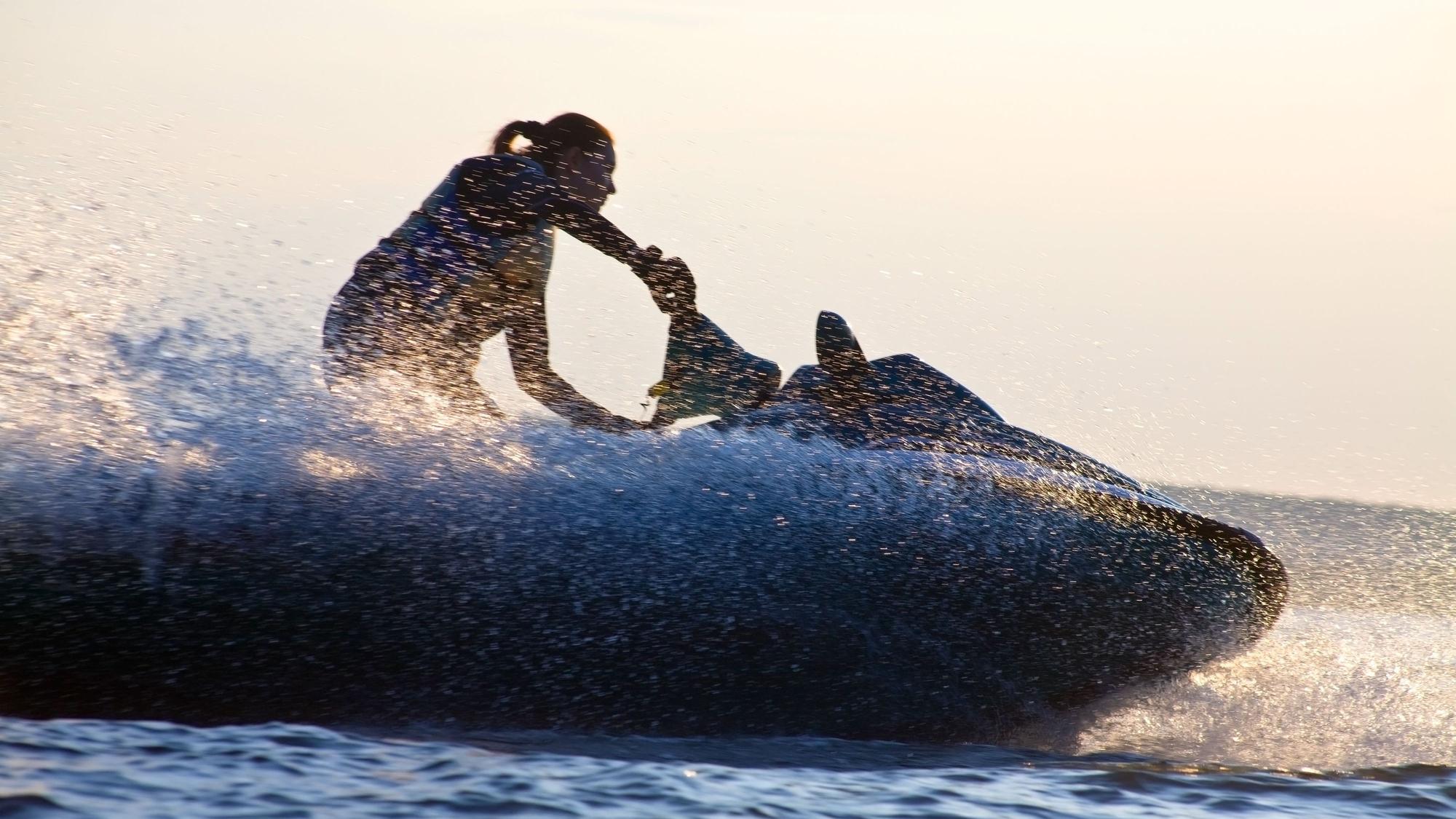 Frau auf einem Jetski.