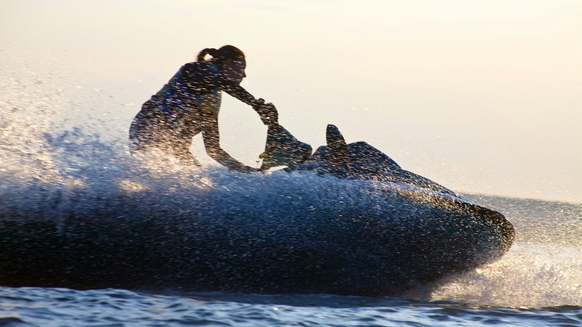 Frau auf einem Jetski.