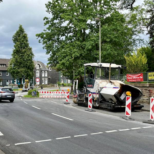 Der Abzweig Bürgermeister-Schmidt- / Höhestraße in Burscheid mit Baugerät