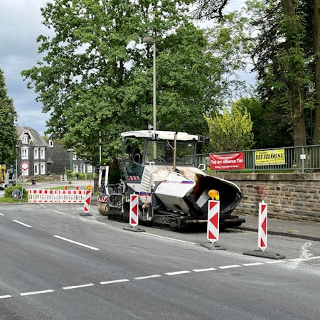 Der Abzweig Bürgermeister-Schmidt- / Höhestraße in Burscheid mit Baugerät