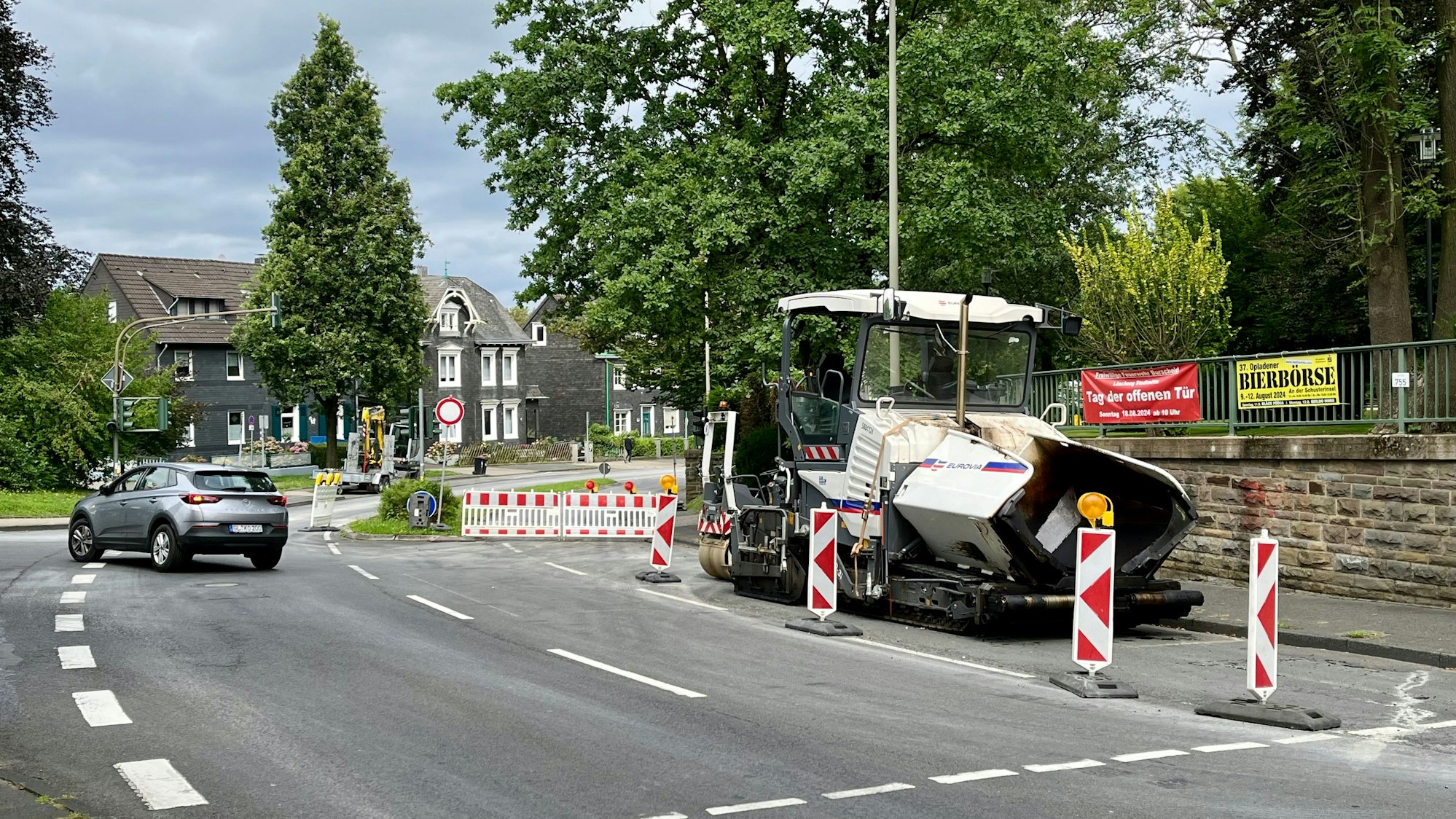 Der Abzweig Bürgermeister-Schmidt- / Höhestraße in Burscheid mit Baugerät
