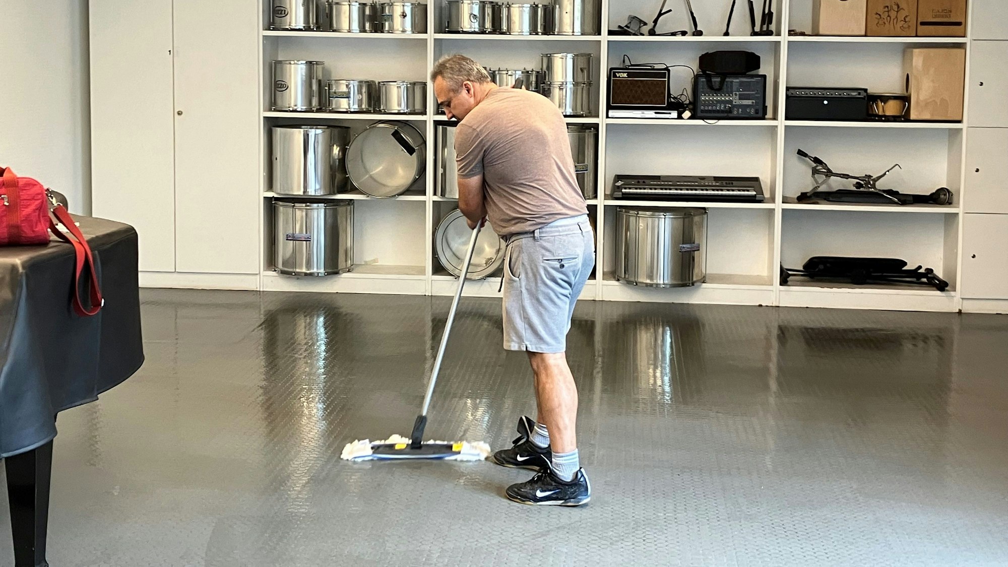 Coman Citu lässt die Unterrichtsräume wieder sauber erstrahlen: Derweil haben Instrumente und Zubehör Pause.