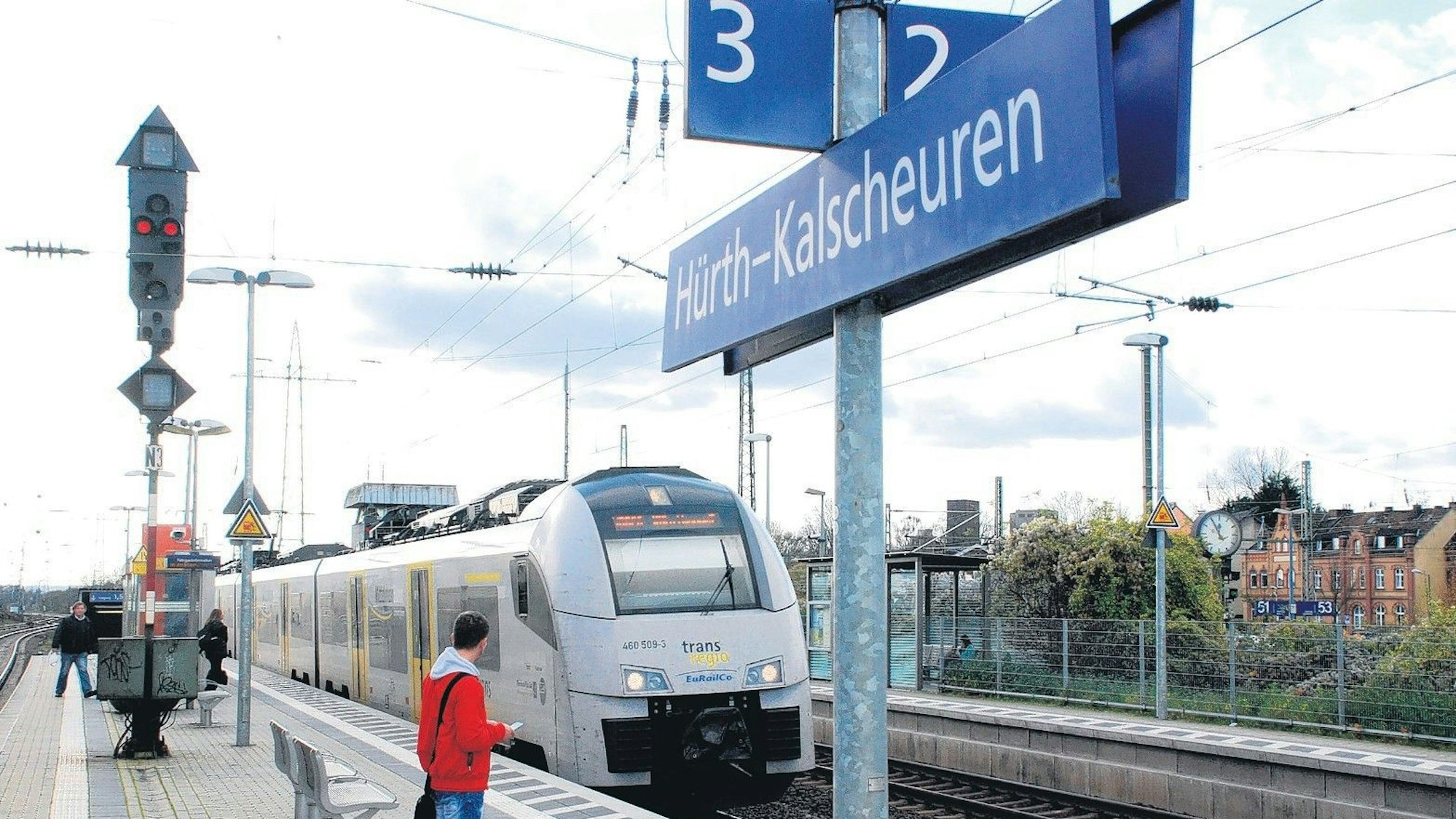 Das Foto zeigt einen Zug bei der Einfahrt am Bahnsteig in Kalscheuren.