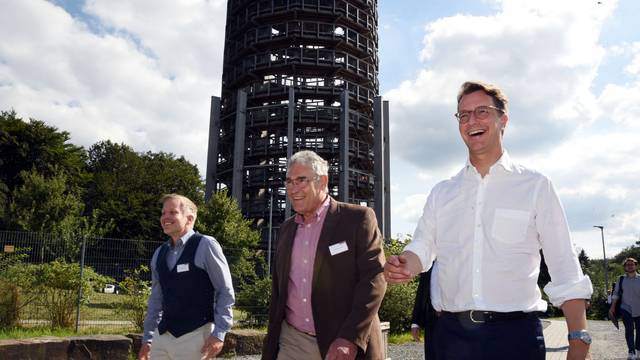 Hemdsärmelig und bestens gelaunt erscheint Ministerpräsident Hendrik Wüst (rechts) im Waldbröler Naturerlebnispark Panarbora. Ludwig B. Lühl (Mitte) und Steffen Minas vom Landesverband Rheinland im Deutschen Jugendherbergswerk begleiten ihn.