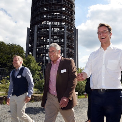 Hemdsärmelig und bestens gelaunt erscheint Ministerpräsident Hendrik Wüst (rechts) im Waldbröler Naturerlebnispark Panarbora. Ludwig B. Lühl (Mitte) und Steffen Minas vom Landesverband Rheinland im Deutschen Jugendherbergswerk begleiten ihn.