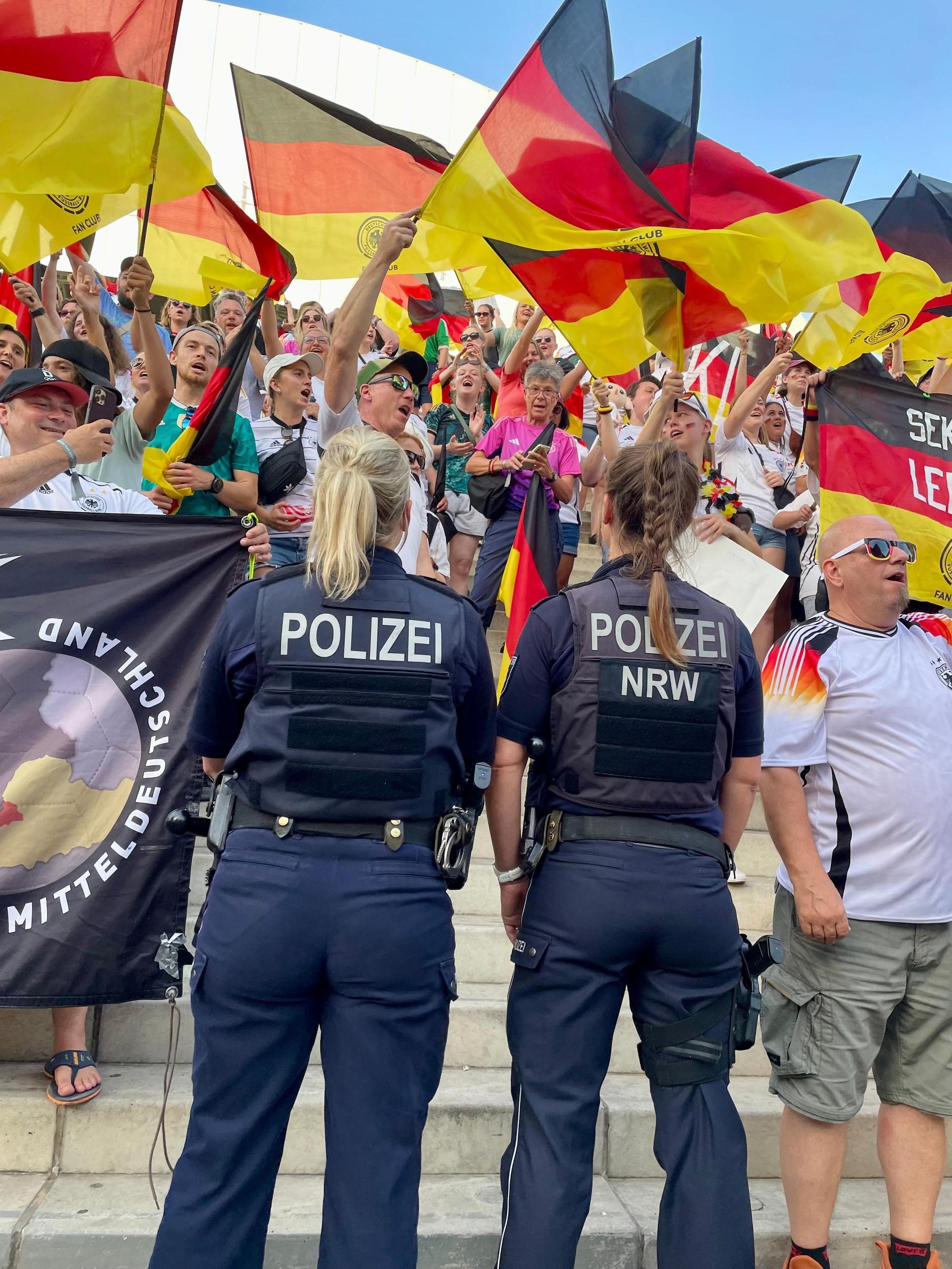 Kristina Kilb mit einer Kollegin im Fanblock der Frauen-Nationalmannschaft bei Olympia.