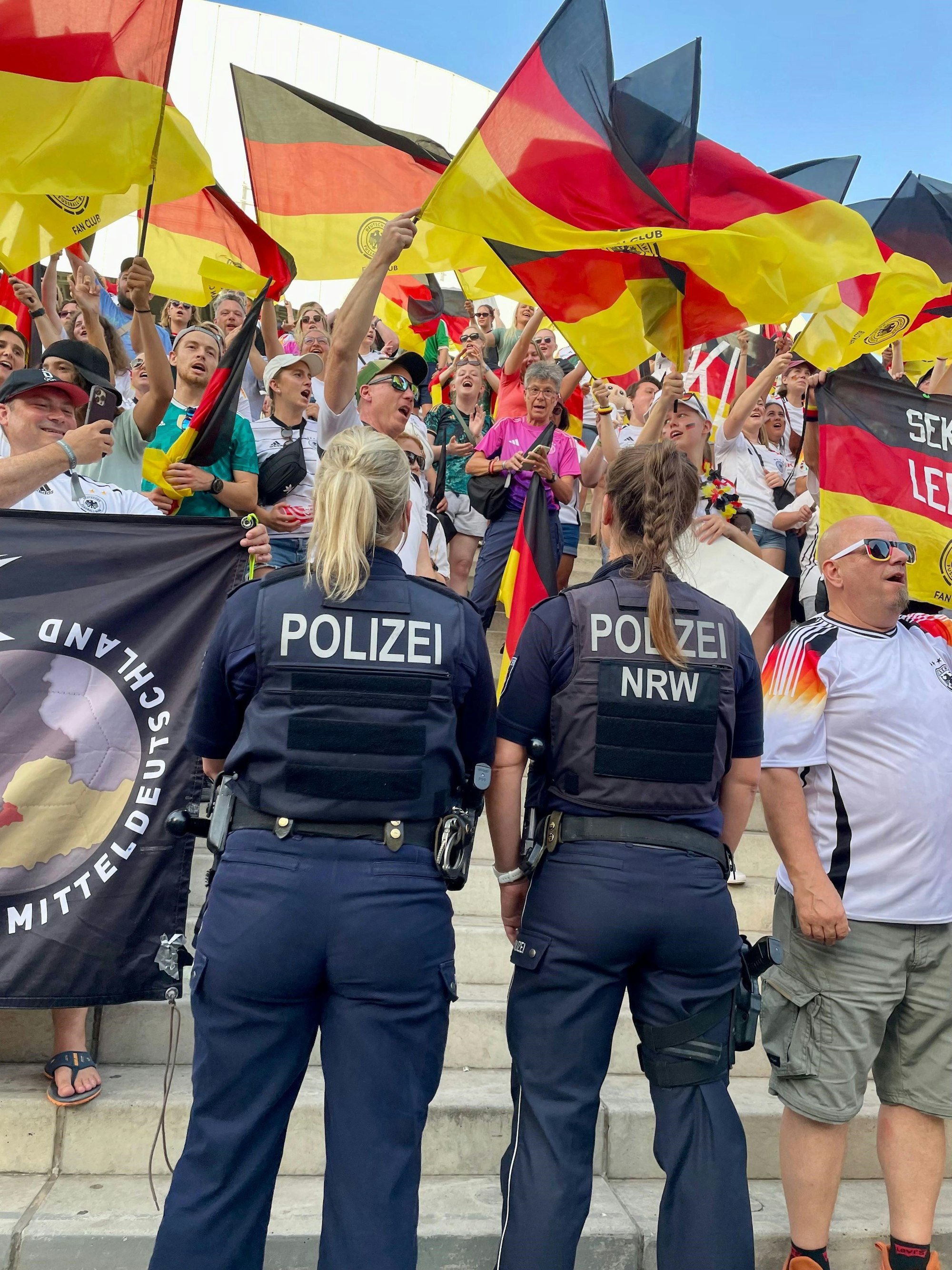 Kristina Kilb mit einer Kollegin im Fanblock der Frauen-Nationalmannschaft bei Olympia.