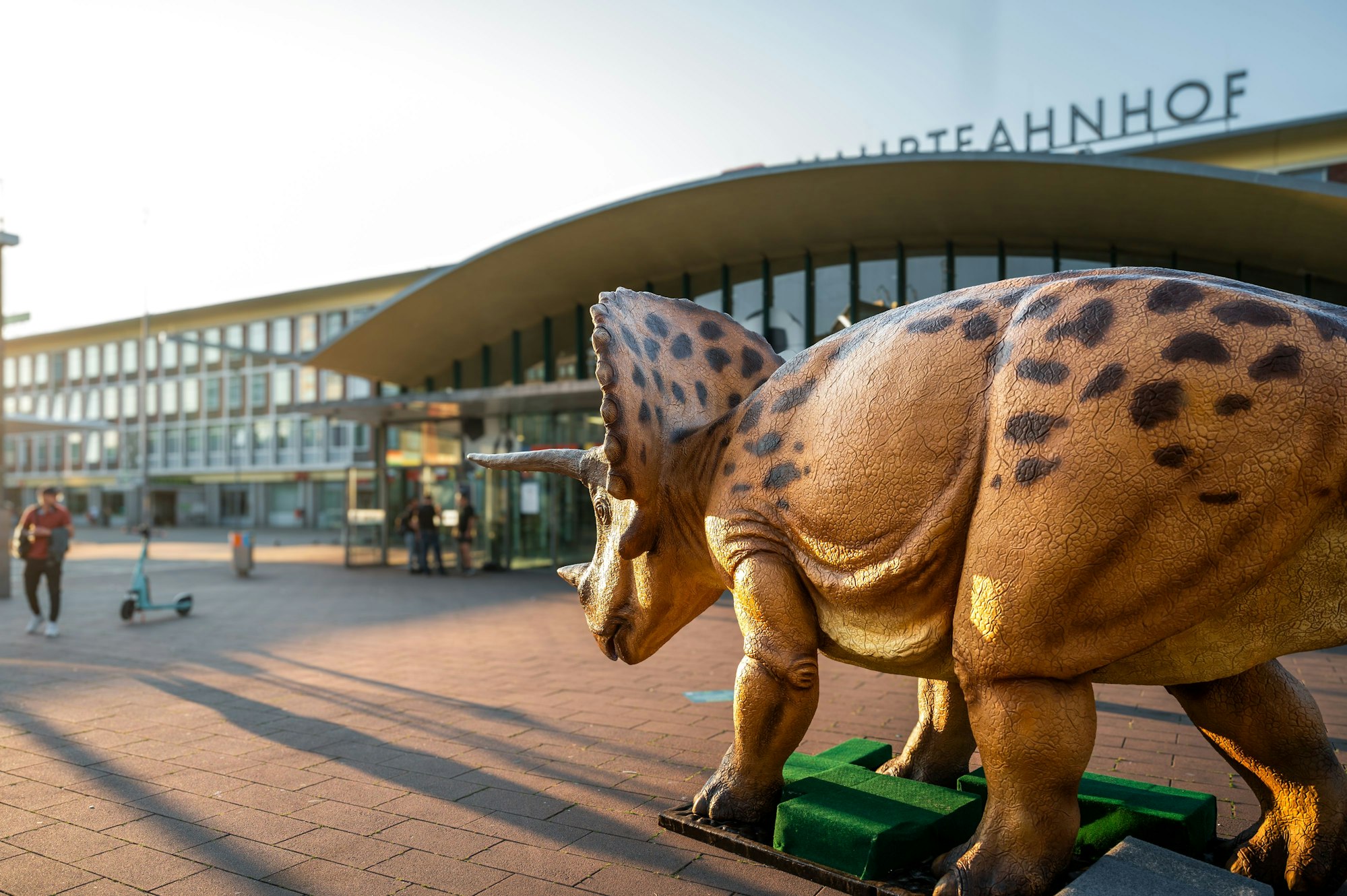 Vor dem Hauptbahnhof wird man noch bis 27. August von einem Triceratops begrüßt.