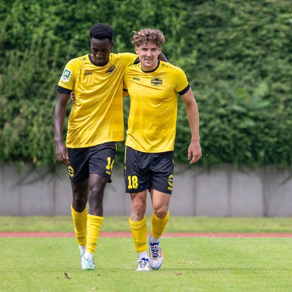 Mit den Armen über den Schultern gehen die Hohkeppeler Fußballer Mike Owuso und Enzo Wirtz über den Platz.