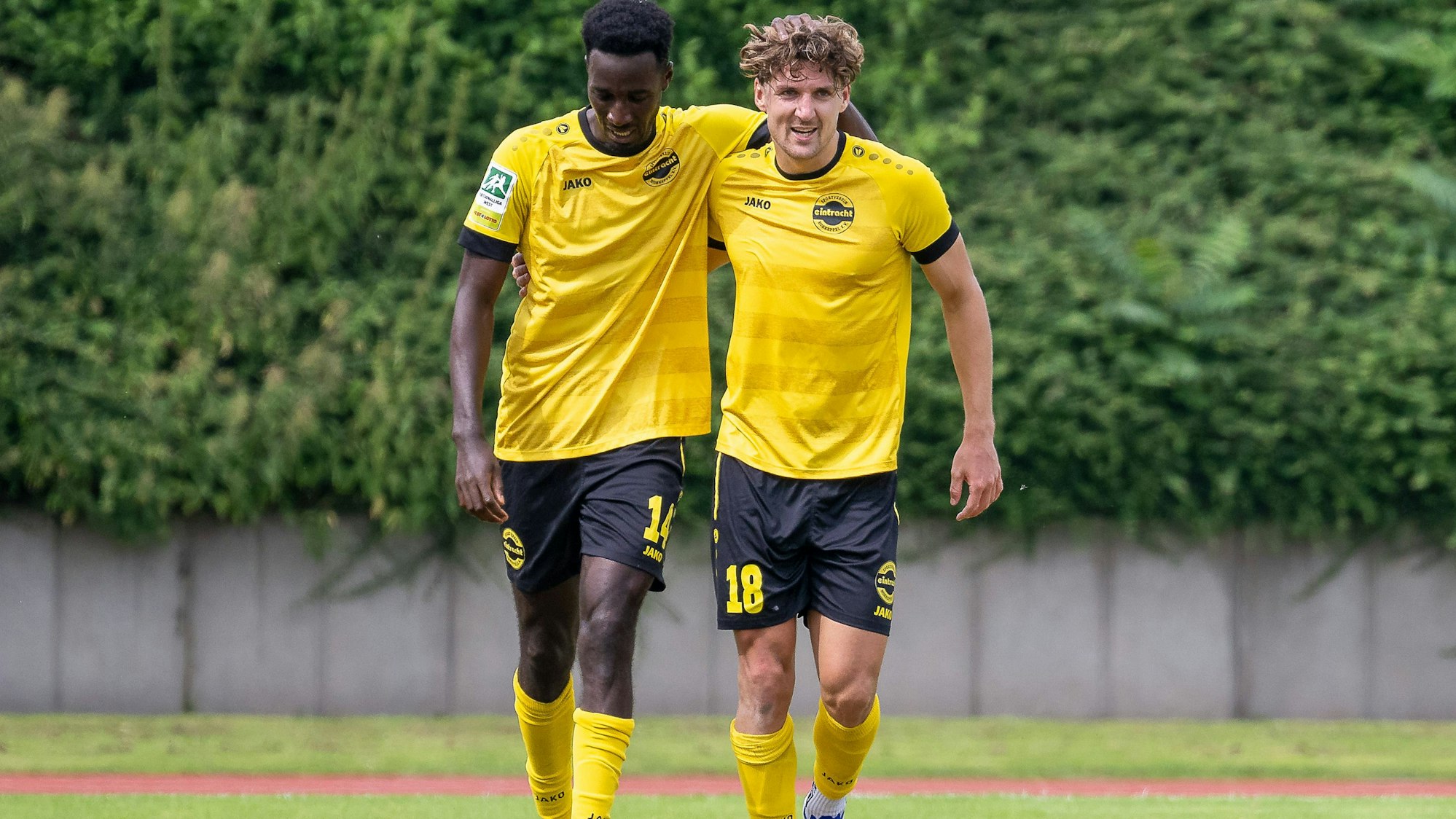 Arm in Arm verlassen Mike Owuso und Florian Wirtz das Spielfeld.