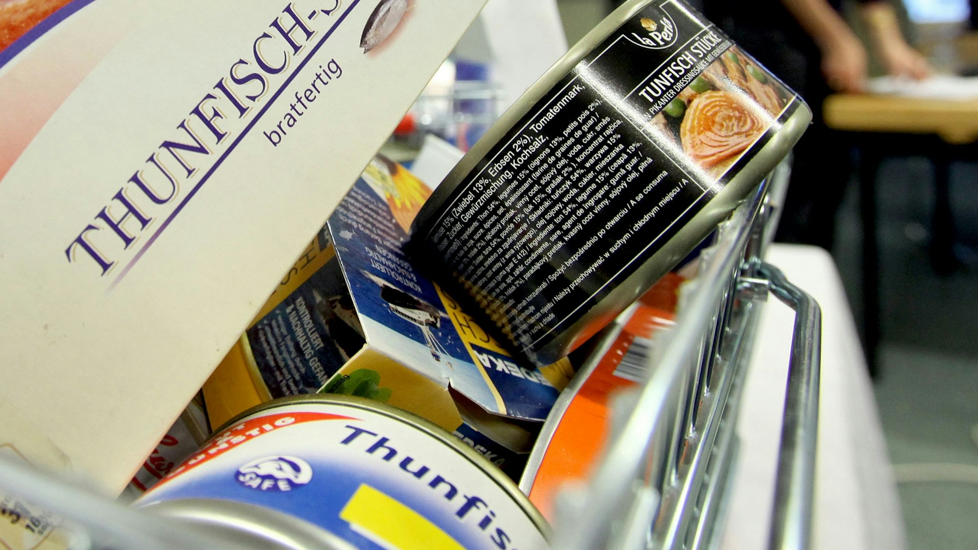 Thunfisch-Dosen in einem Einkaufswagen