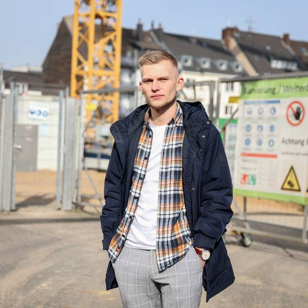 Marvin Pagel vor der Einsturzstelle des Stadtarchivs am Waidmarkt