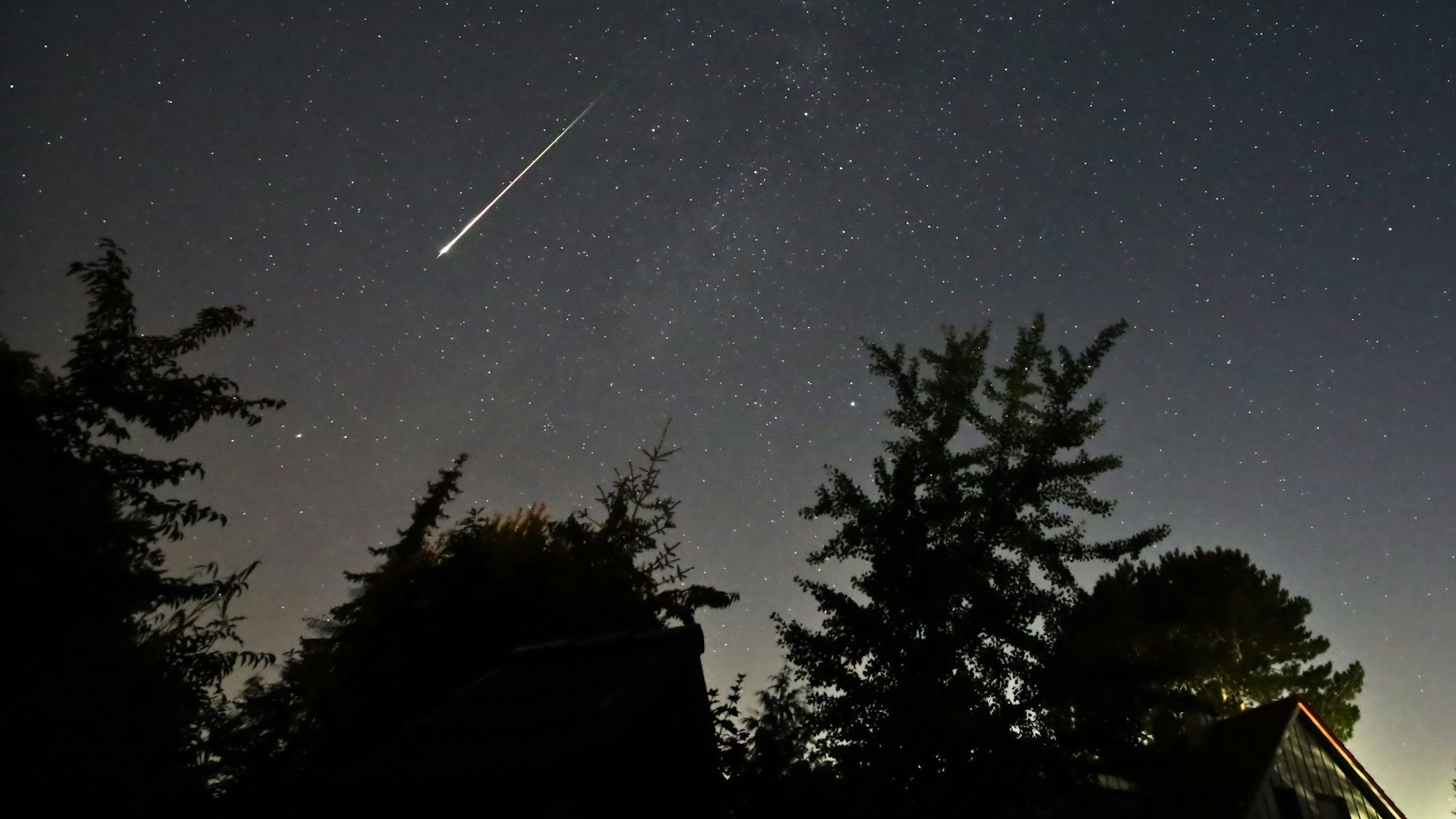 13.08.2023, Schleswig-Holstein, Neumünster: Ein Perseidenmeteor zieht über den Himmel gegen 04:00 Uhr MESZ in Neumünster (Stadtteil Tungendorf).
In den kommenden Tagen sollen richtig viele Sternschnuppen durch den Himmel flitzen. (zu dpa: «Alle paar Minuten eine Sternschnuppe») Foto: Marco A. Ludwig/dpa - Honorarfrei nur für Bezieher des Dienstes dpa-Nachrichten für Kinder +++ dpa-Nachrichten für Kinder +++