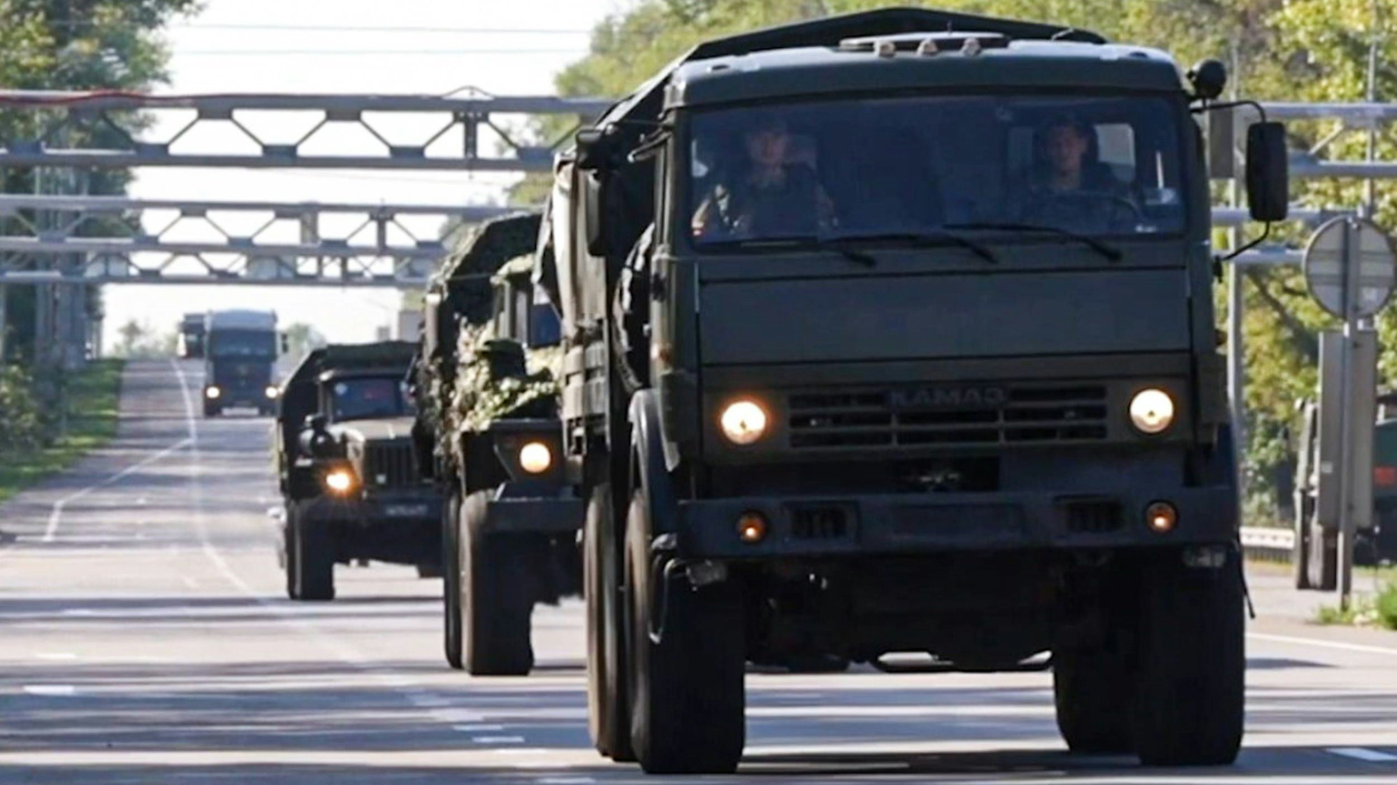 Eine russische Militärkolonne auf dem Weg in die Region Kursk.