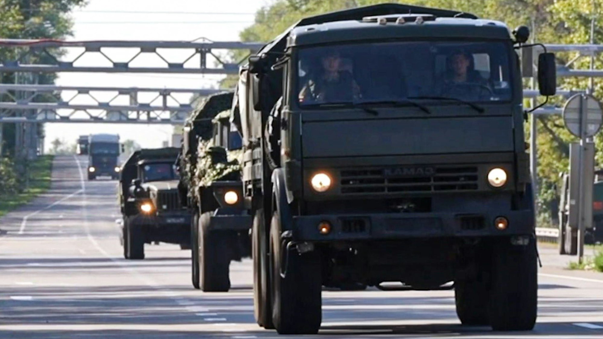 Eine russische Militärkolonne auf dem Weg in die Region Kursk.