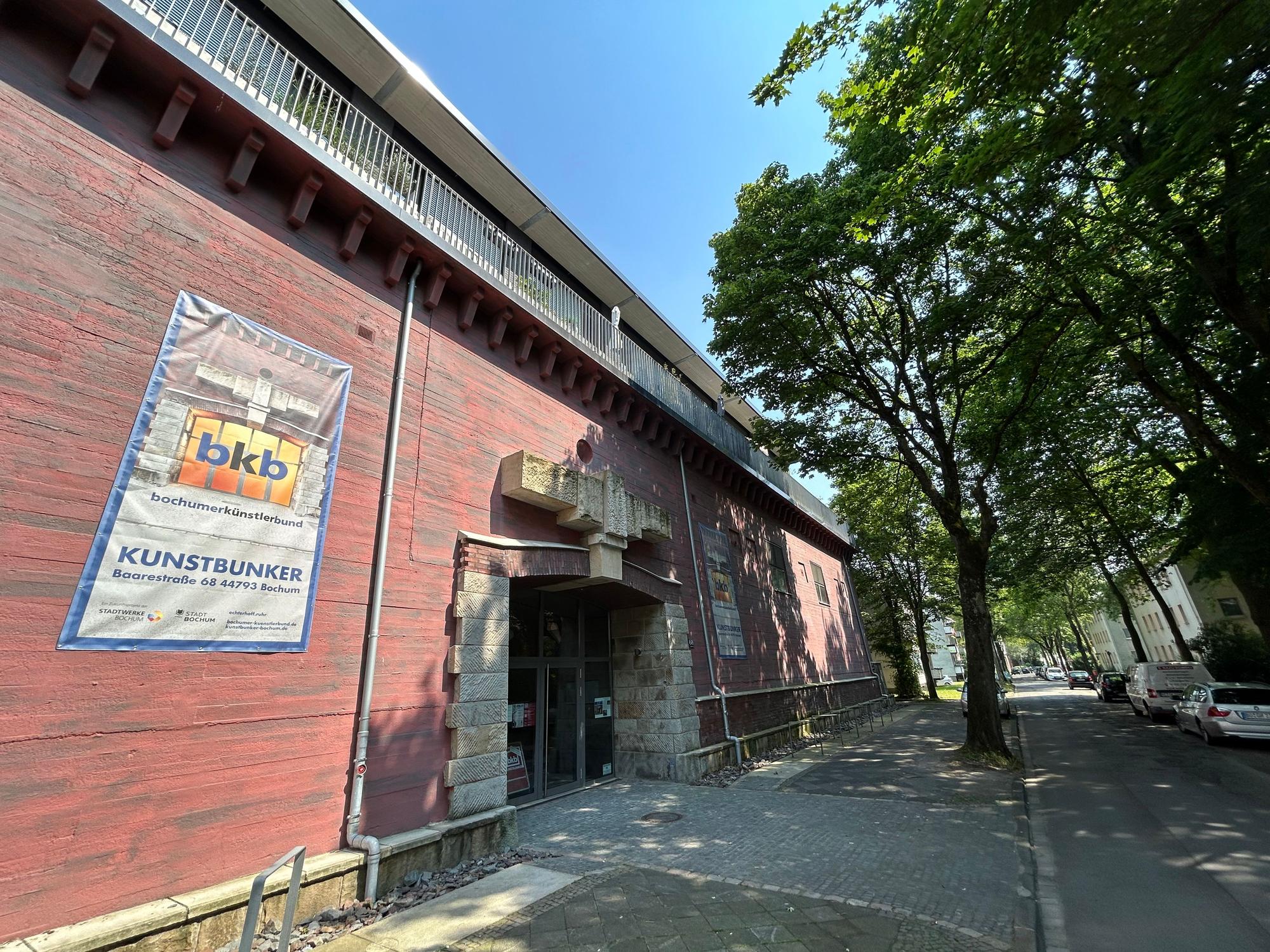 Die rötliche Fassade des Bochumer Kulturbunkers ist zu sehen an einer Straße.