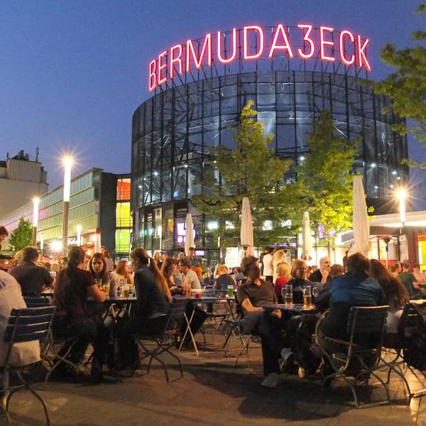 Die Kneipenmeile "Bermudadreieck" in Bochum ist abends zu sehen mit vielen Besuchern.