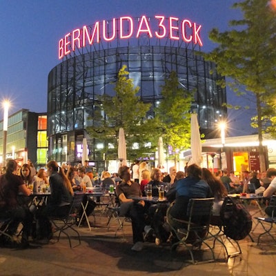Die Kneipenmeile "Bermudadreieck" in Bochum ist abends zu sehen mit vielen Besuchern.