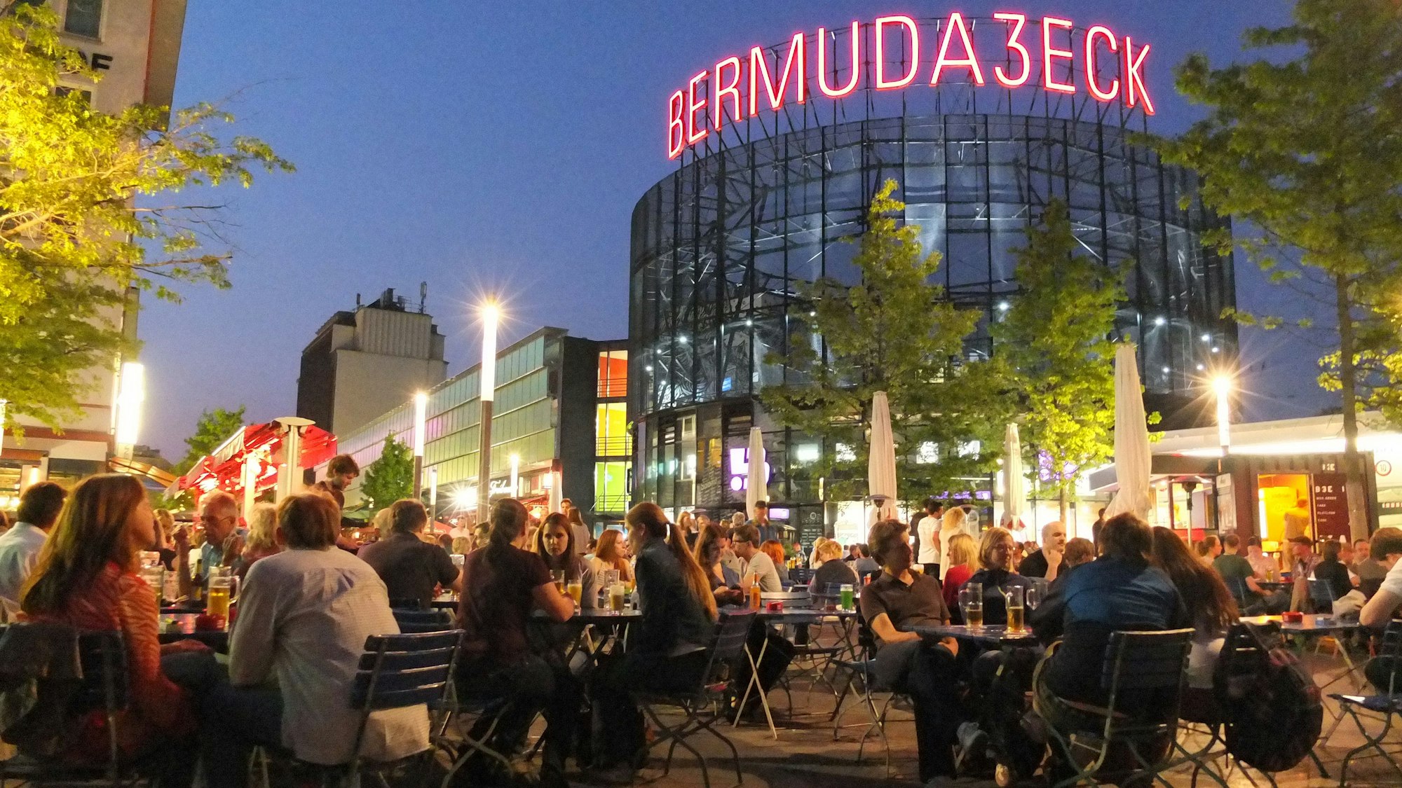 Die Kneipenmeile "Bermudadreieck" in Bochum ist abends zu sehen mit vielen Besuchern.