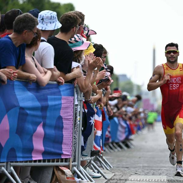Spain's Roberto Sanchez Mantecon and Netherlands' Richard Murray compete in the running stage during the men's individual triathlon at the Paris 2024 Olympic Games in central Paris on July 31, 2024. (Photo by Ben STANSALL / AFP)