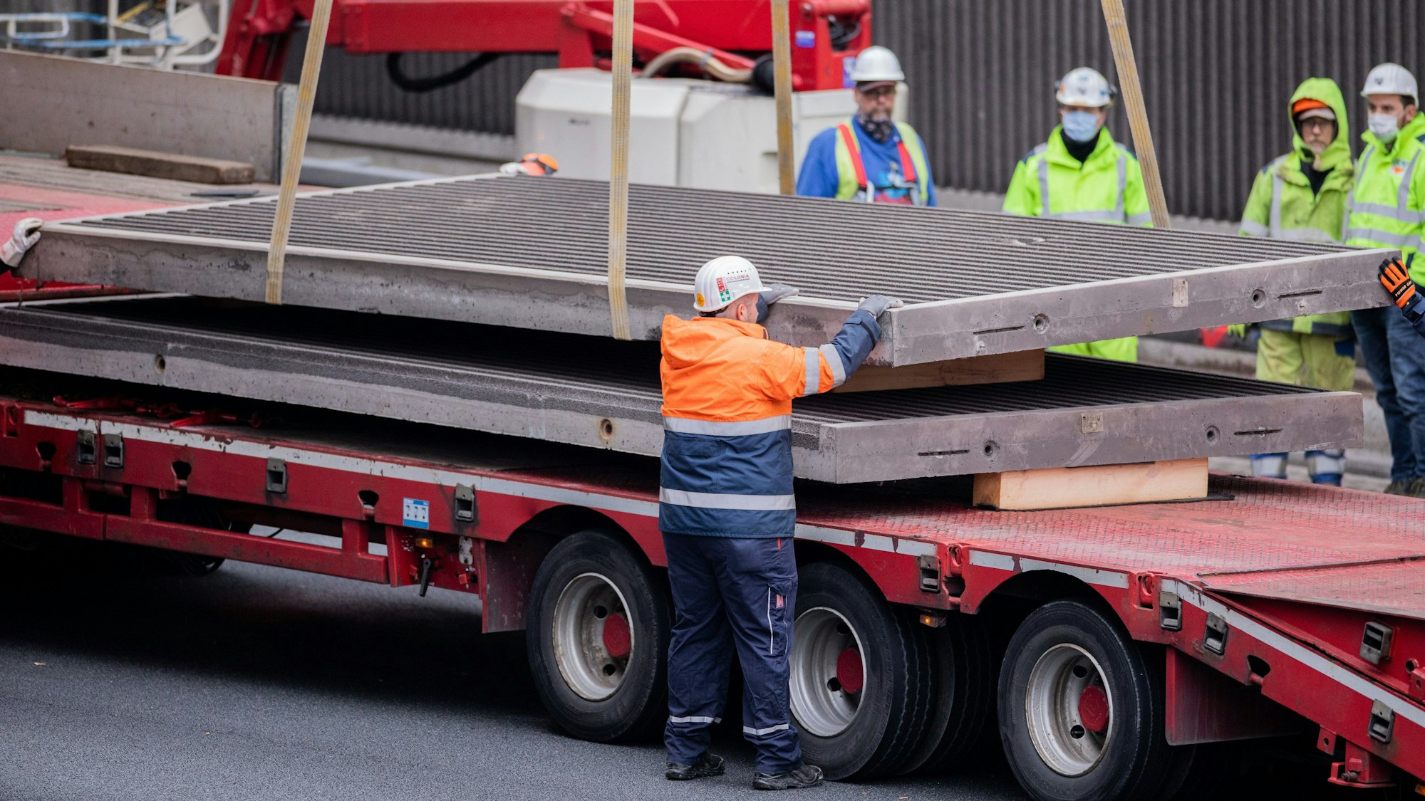 Eine zweite entfernte Betonplatte wird auf der A3 auf einen Tieflader verladen.