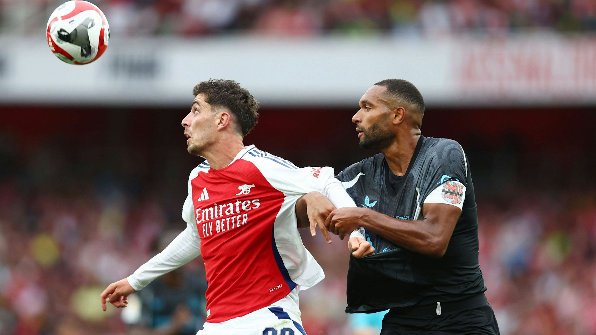 Test am Mittwoch: Kai Havertz vom FC Arsenal (l.) und Jonathan Tah von Bayer 04 Leverkusen.