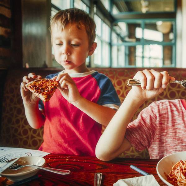 Kinder essen einem Restaurant