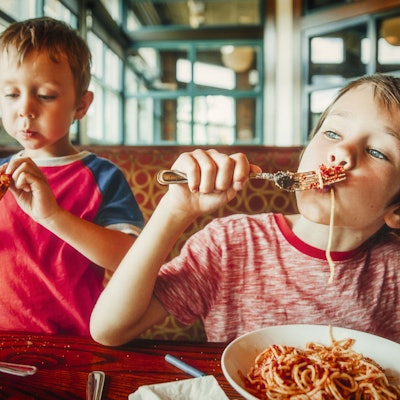 Kinder essen einem Restaurant