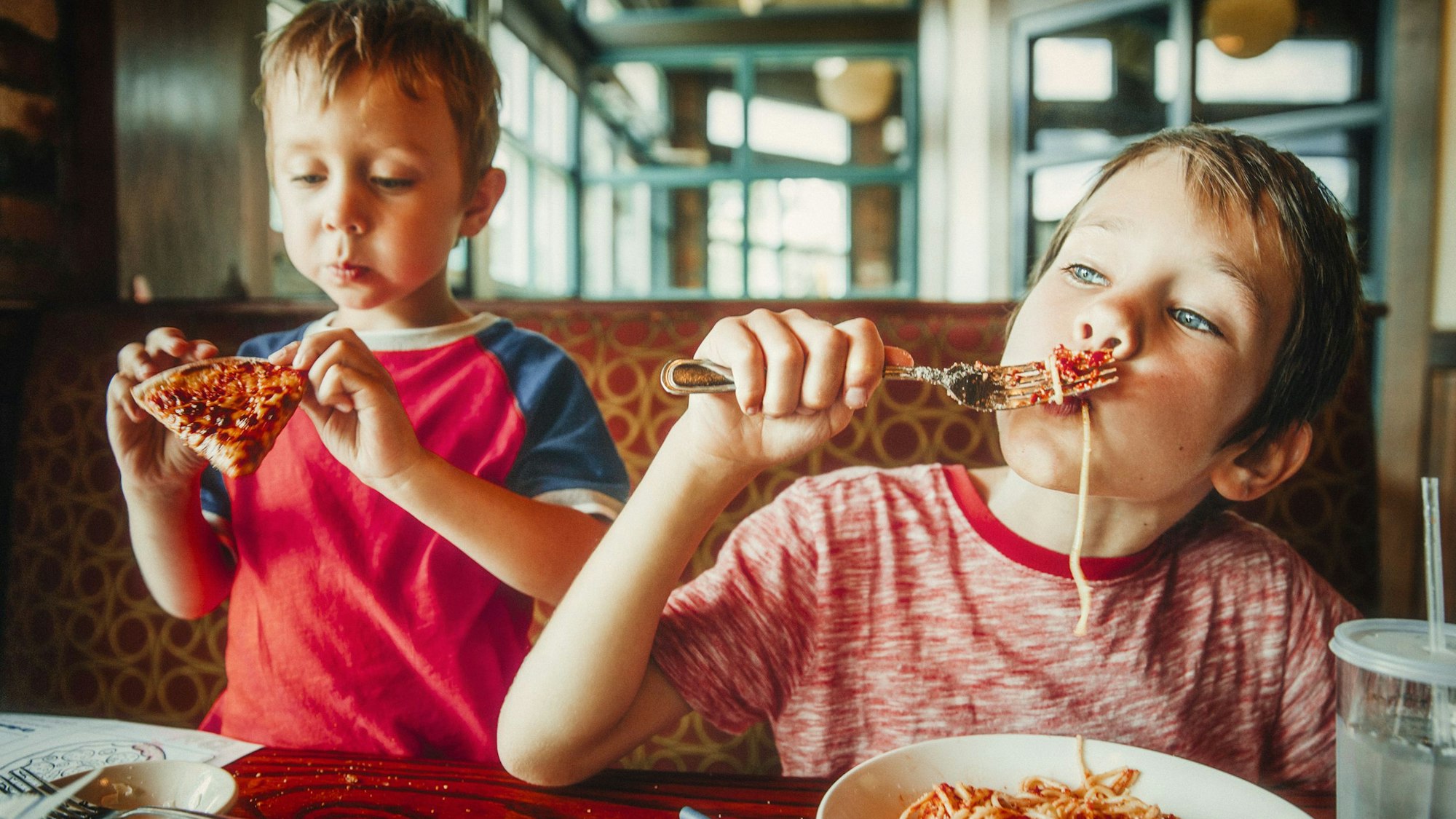 Kinder essen einem Restaurant