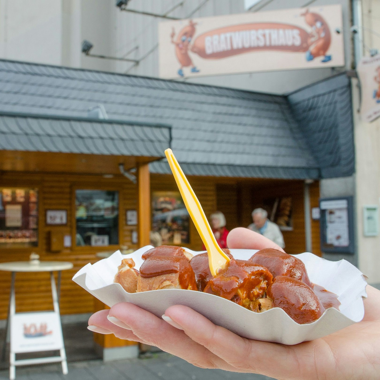 Eine Imbiss-Currywurst ist vor dem Bratwursthaus in Bochum zu sehen.
