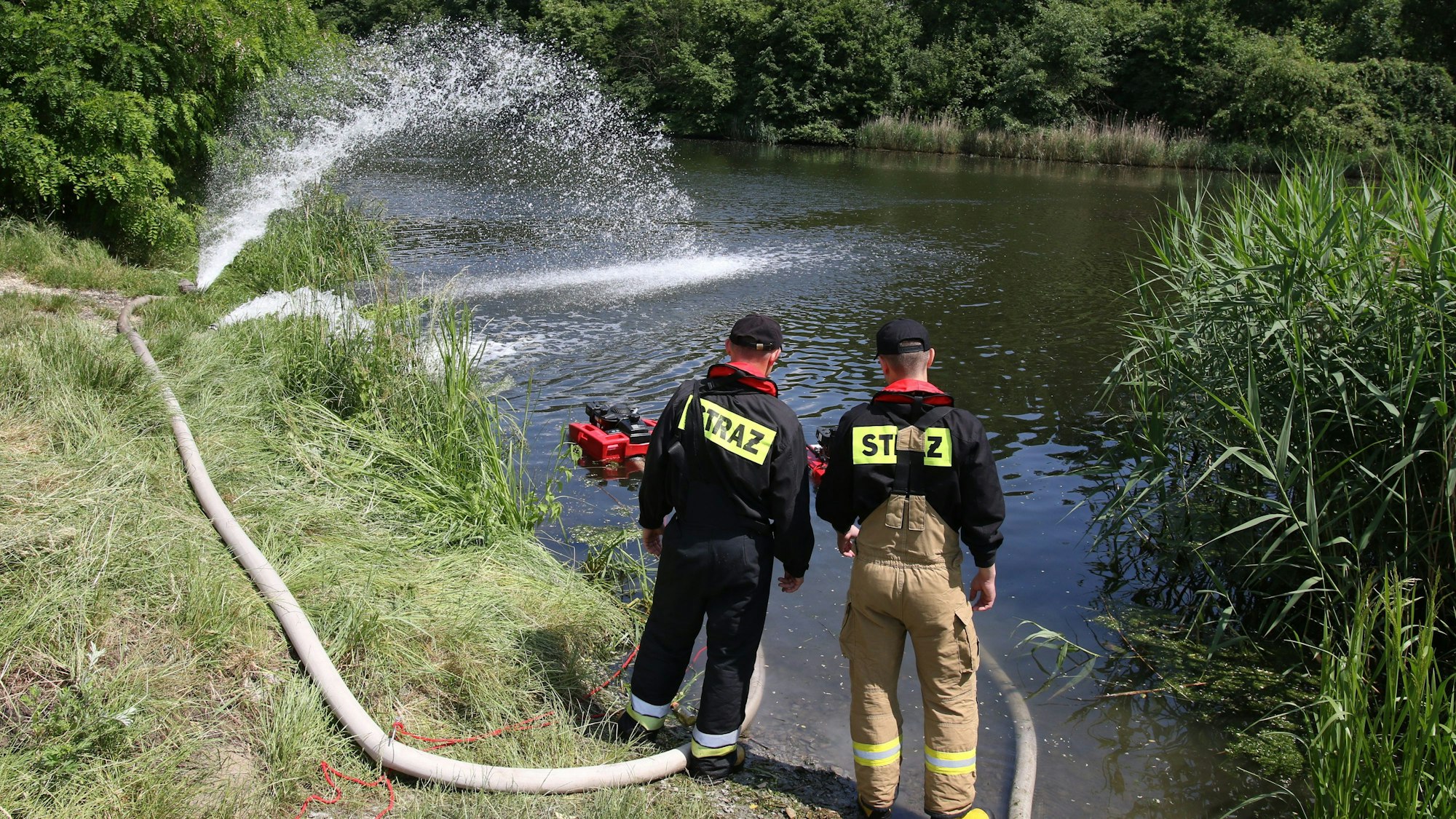 ARCHIV - 12.06.2023, Polen, Kandrzin-Cosel: Feuerwehrleute pumpen im Sommer 2023 Sauerstoff in den Gleiwitzer Kanal, um das Algenwachstum zu verhindern.