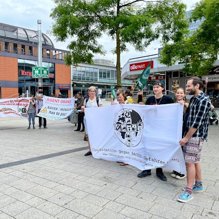 Kundgebung der „Coordination gegen Bayer-Gefahren“ auf dem Rathaus-Vorplatz in Wiesdorf
