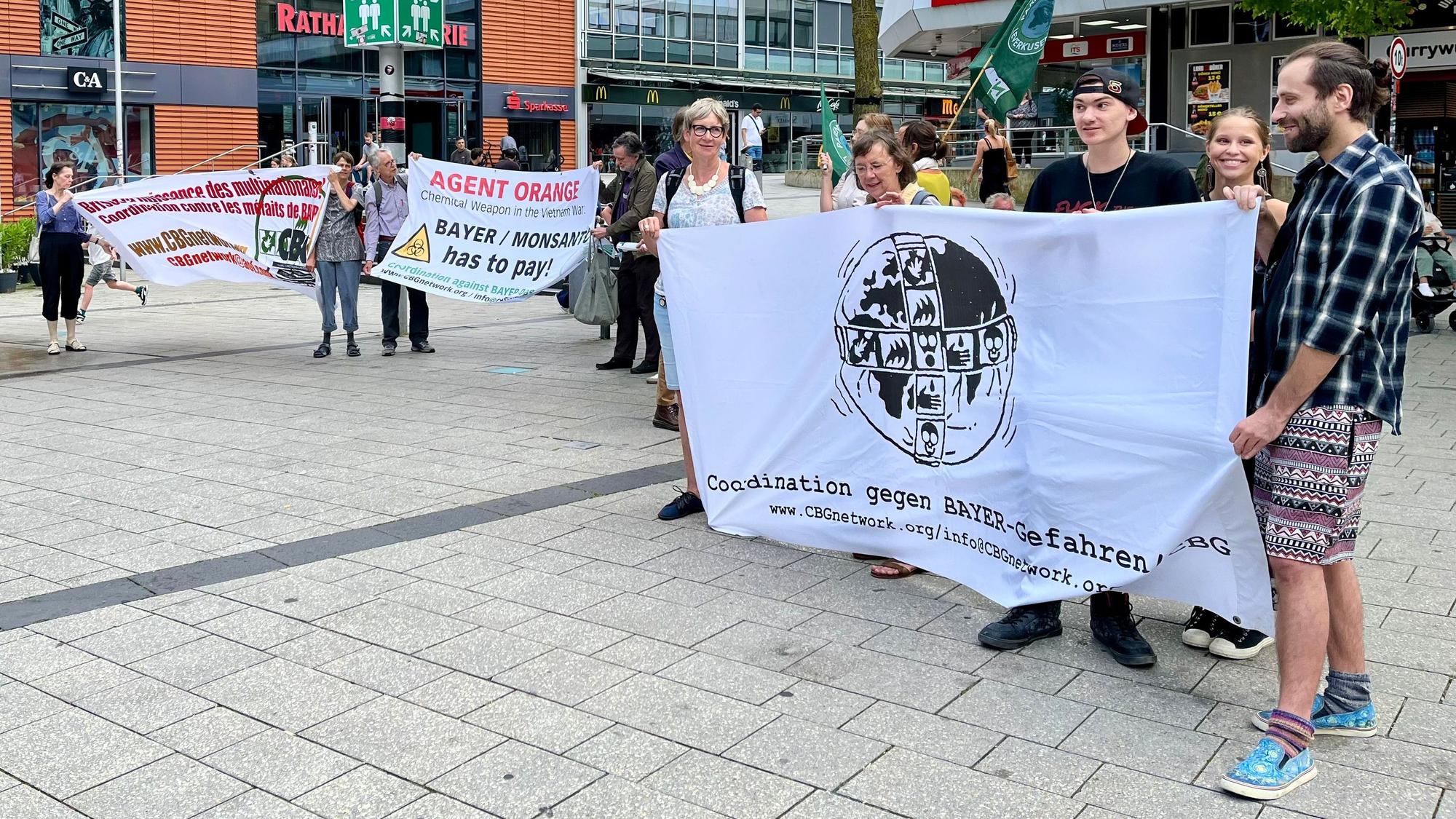 Kundgebung der „Coordination gegen Bayer-Gefahren“ auf dem Rathaus-Vorplatz in Wiesdorf