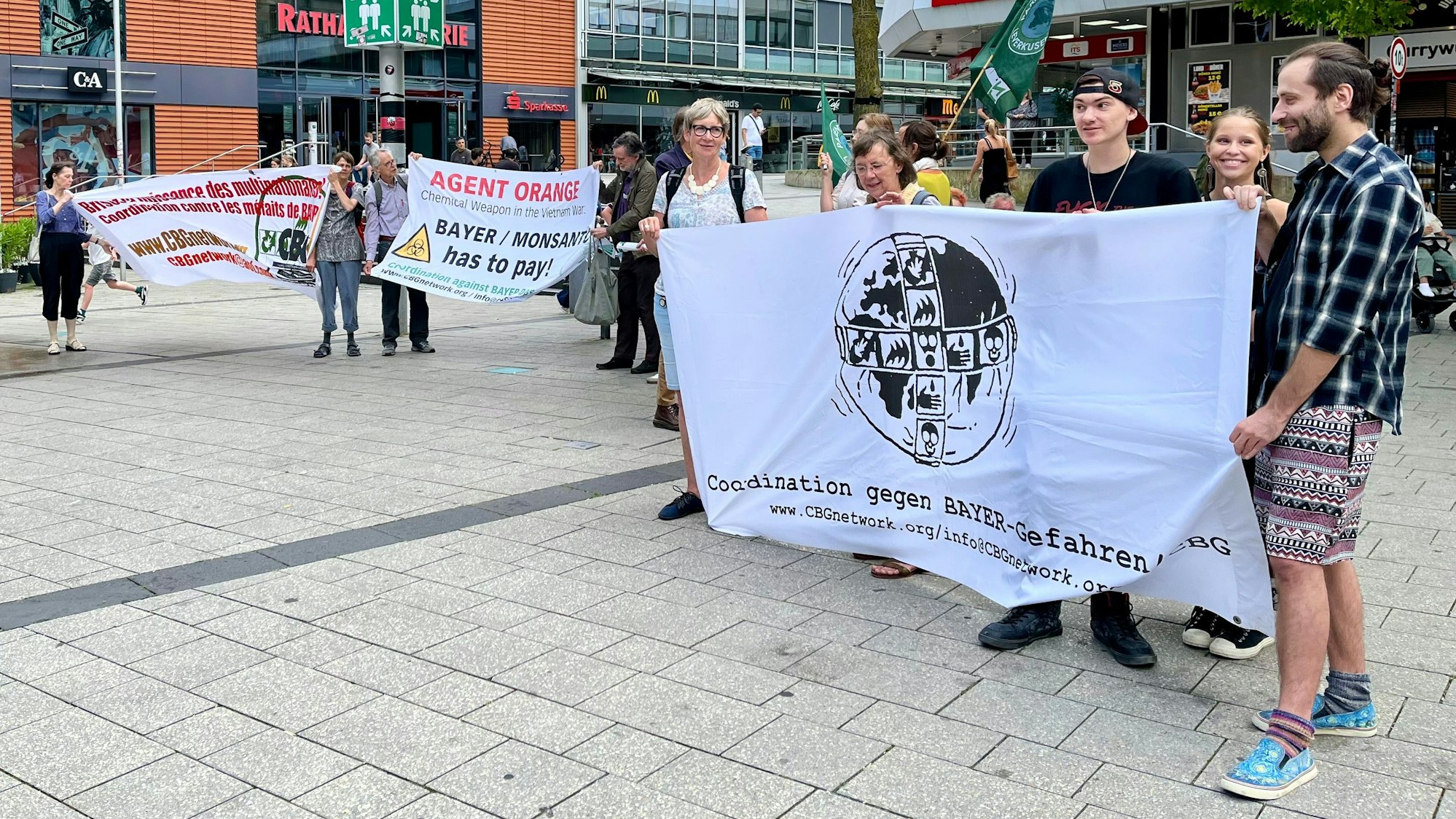 Kundgebung der „Coordination gegen Bayer-Gefahren“ auf dem Rathaus-Vorplatz in Wiesdorf