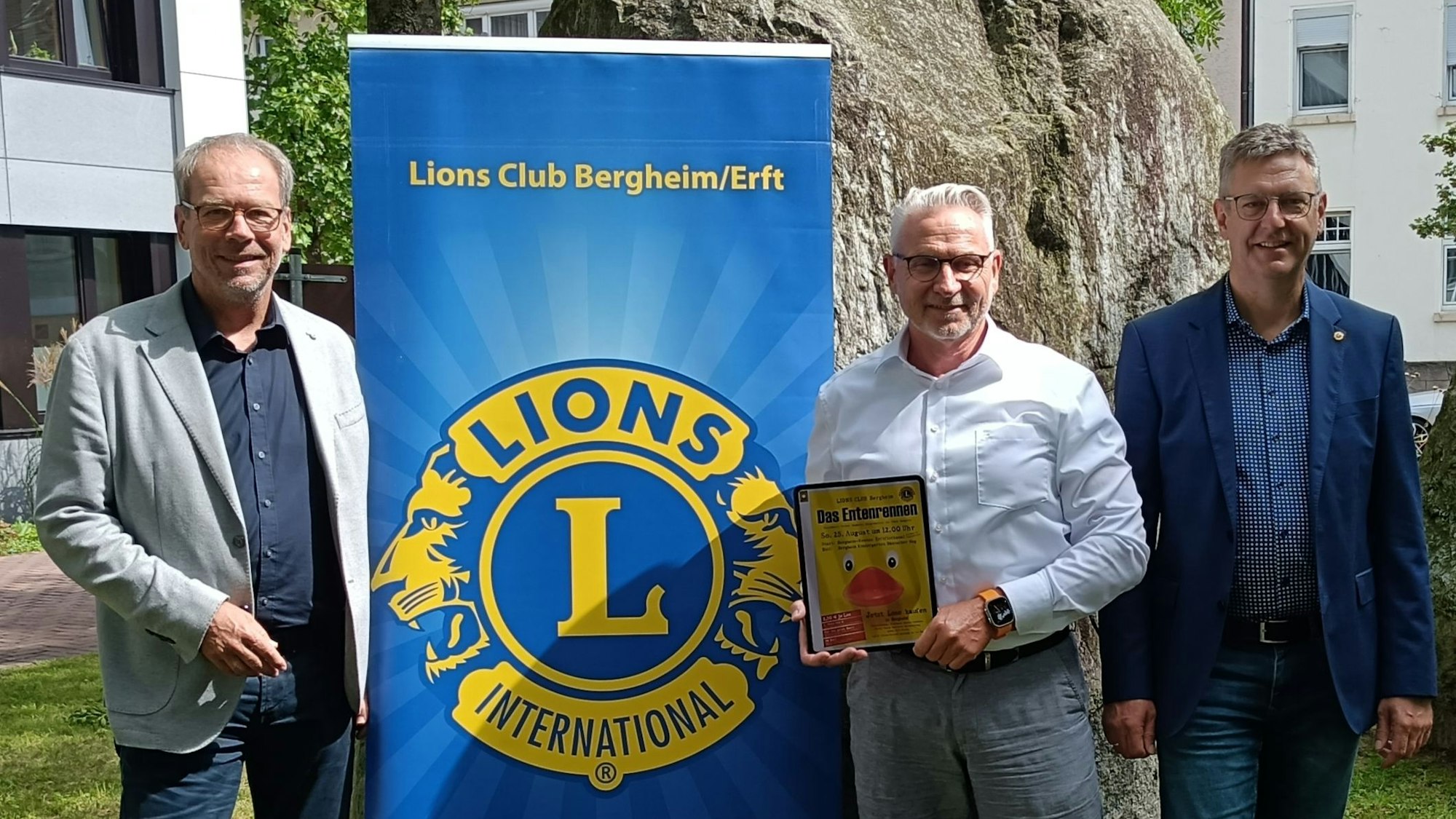Bürgermeister Volker Mießeler, Dr.Guido Ebeler(Lions Club Bergheim , Projektleiter) und Stefan Hoy (Vizepräsident Lions Club Bergheim) freuen sich auf das Entenrennen.