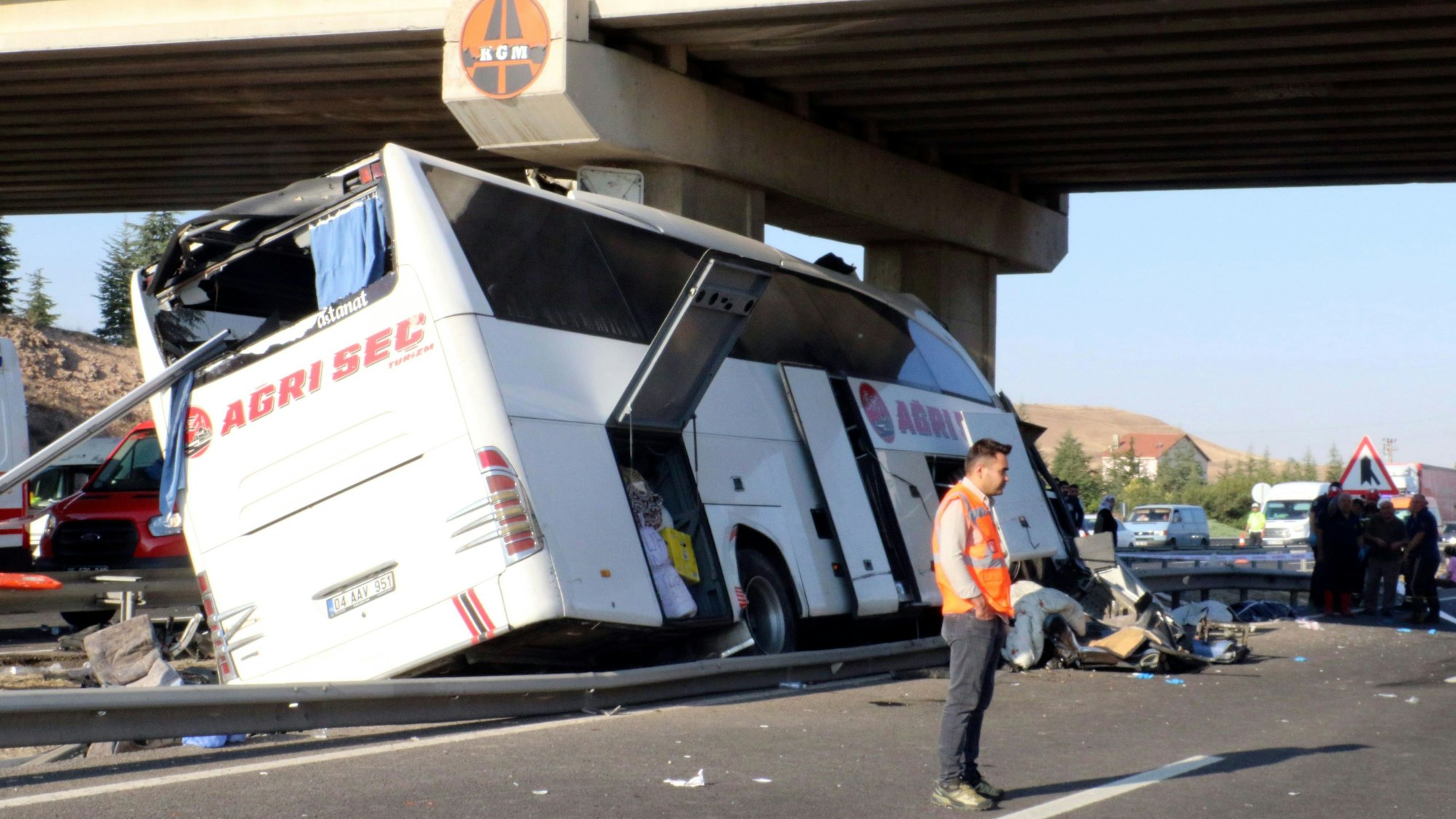 09.08.2024, Türkei, Ankara: Rettungskräfte und Polizisten arbeiten an den Folgen eines Busunfalls auf einer Autobahn in der Nähe der Stadt Polatli, etwa 80 Kilometer von der türkischen Hauptstadt Ankara entfernt.