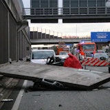 November 2020: Eine aus der Lärmschutzwand herabfallende Betonplatte traf den VW Polo und tötete die Insassin.